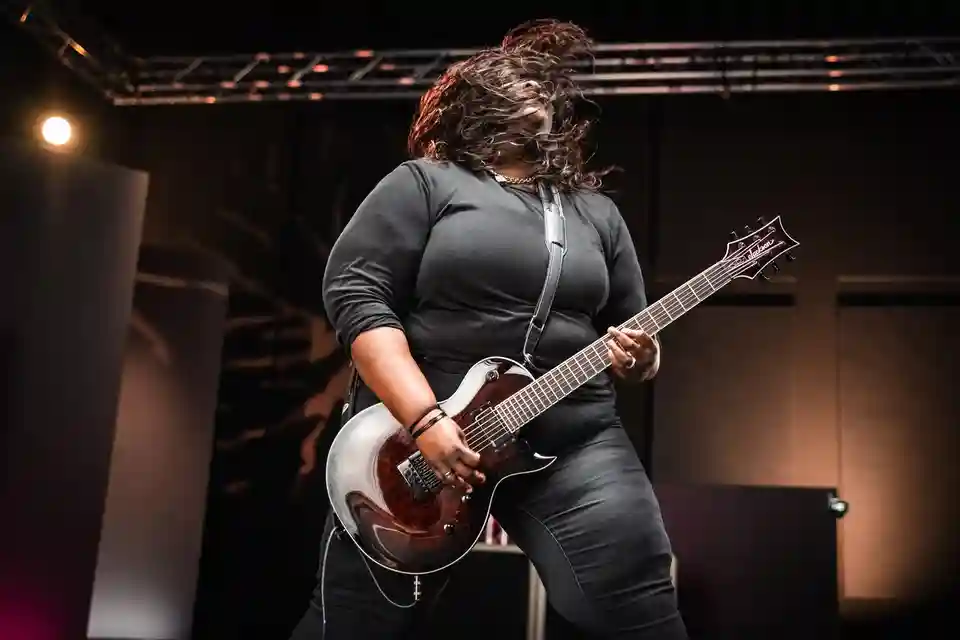 Diamond Rowe de la Tetrarch a interpretat piesa Metallica la meciul NFL de duminică