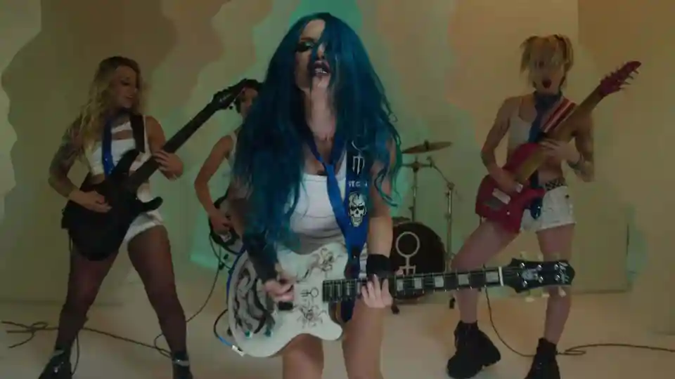 Blue Medusa lansează noul single și videoclip „Crocodile”