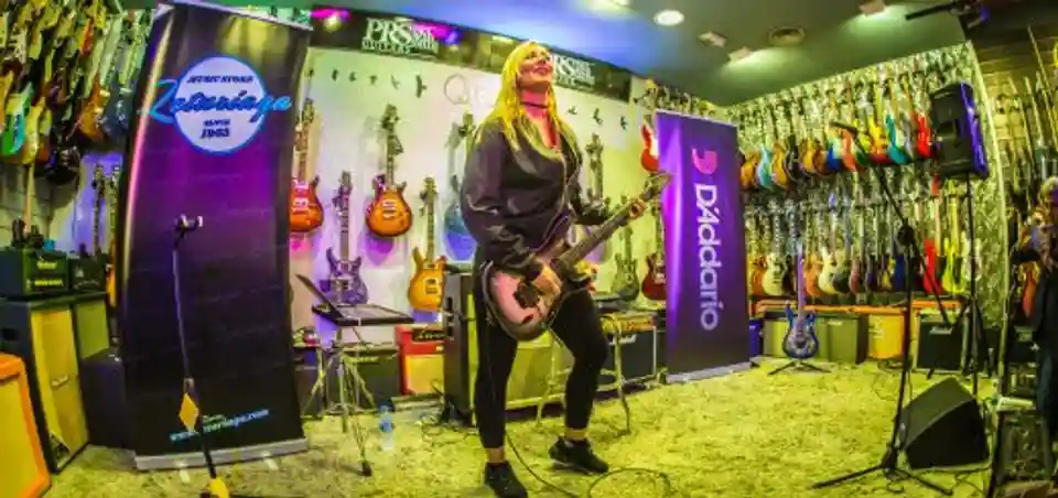 Alice Cooper colaborează cu Cody Jinks pentru piesa „Moving Mountains”