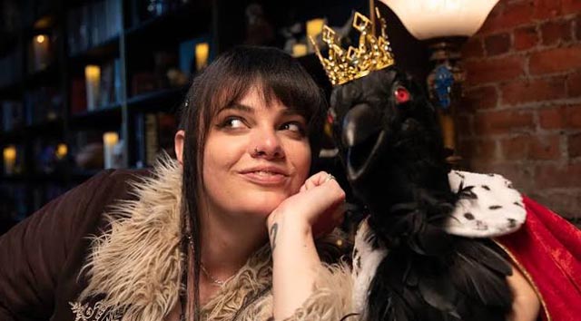 Interviu cu Cassie Workman despre seria „Witchy AF”, muzica heavy și comedie