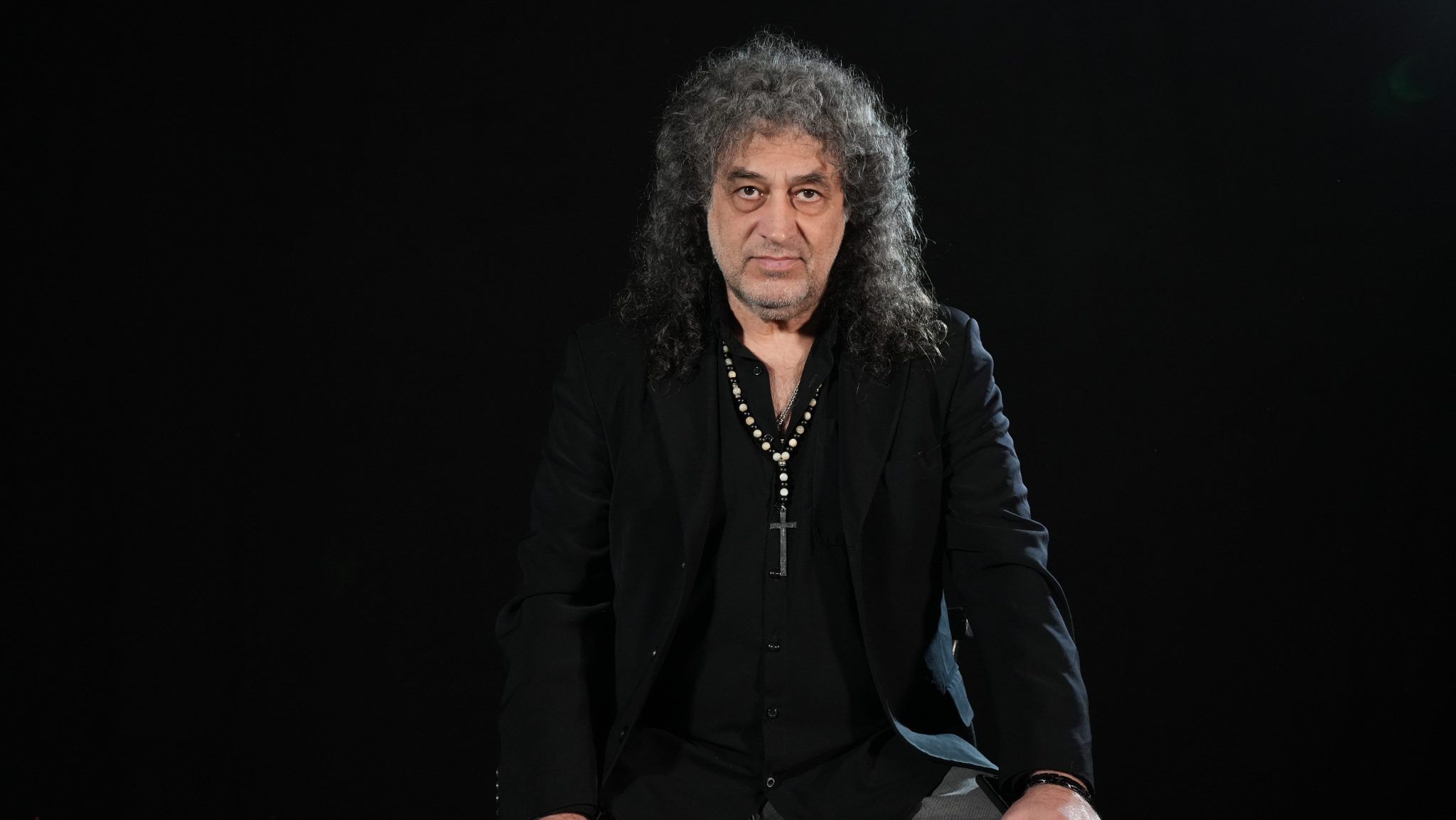 Nikolo Kotzev îl prezintă pe Joe Lynn Turner în rolul Wiseman pentru opera rock „Draconia”