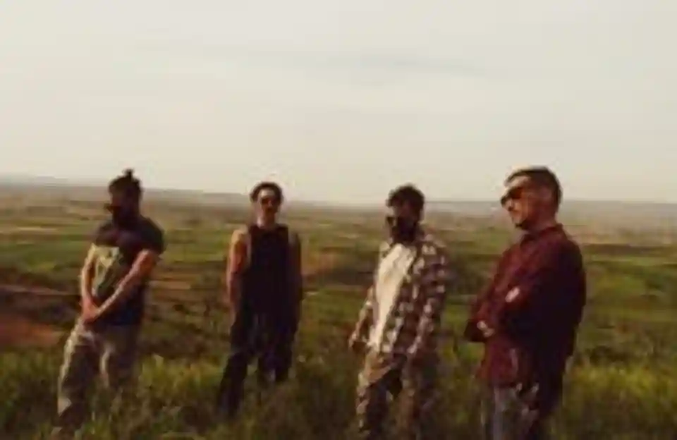 Crobu abordează influențe grunge pe albumul de debut „More Than This”