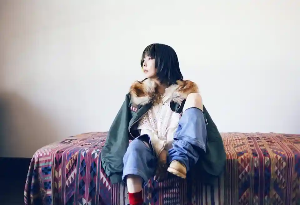 Aiko anunță detaliile celui de-al 17-lea album, „Saigo ni atsui hibi o kuruwashiki omoi de”