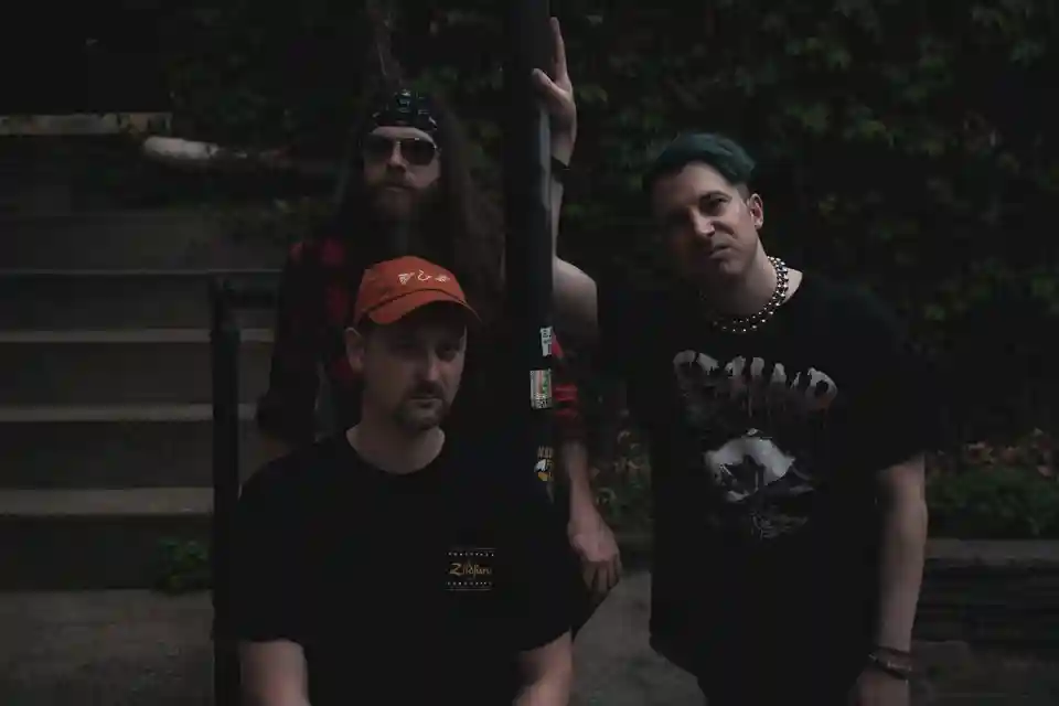 Trupa GUIDES adoptă un stil nostalgic inspirat de scena rock a anilor 2000
