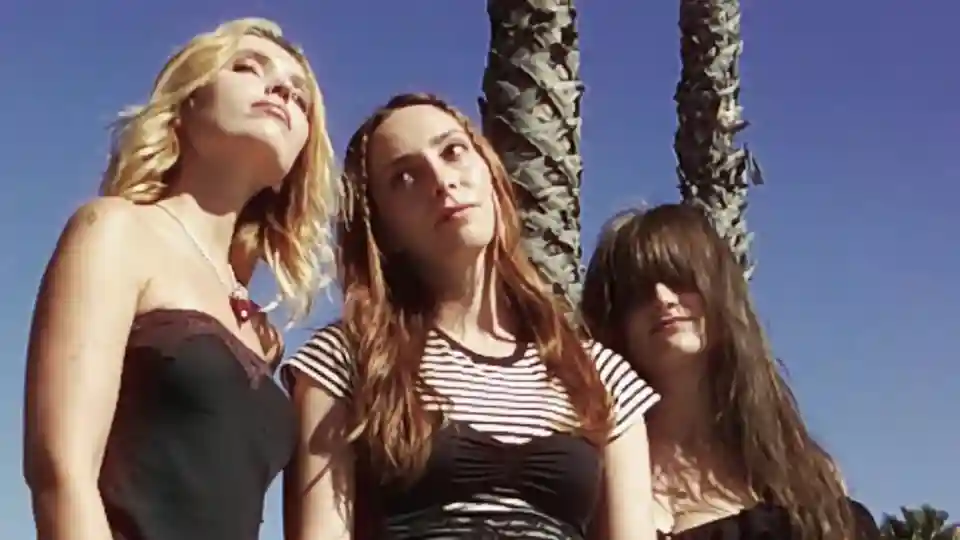 Trupa Carrie Okay lansează piesa de debut „High In A Drug Store”