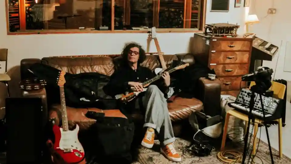 Luke Branch (Asylums) lansează piesa solo de debut „Guttermouth”