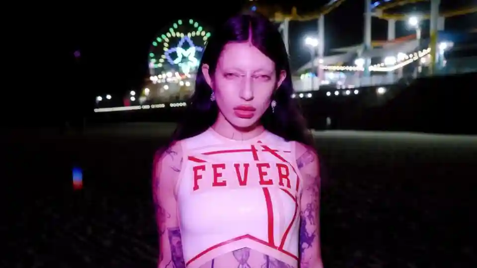 DeathbyRomy prezintă povestea din spatele noului album „Teenage Fever Dream”