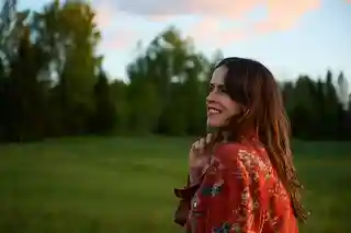 Caroline Marie Brooks lansează albumul „Light & Matter” și susține concerte în Canada