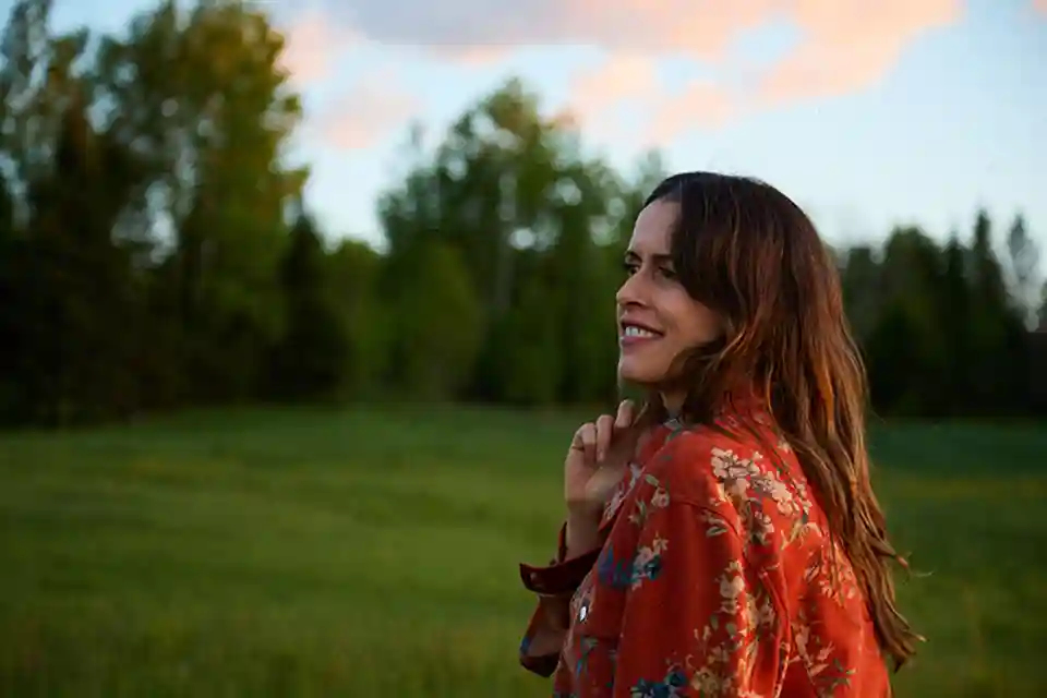 Caroline Marie Brooks lansează albumul „Light & Matter” și susține concerte în Canada