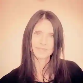 Jennifer Foster a lansat piesa „Don’t Walk On The Dead People”