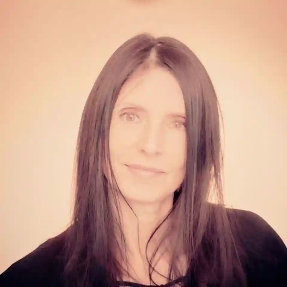 Jennifer Foster a lansat piesa „Don’t Walk On The Dead People”