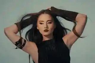 Aura Șova lansează albumul Antagonica și pregătește un concert în clubul Expirat