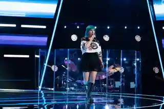 Mina Blue a interpretat piesa Smells Like Teen Spirit la Vocea României