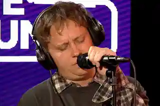 Nothing But Thieves interpretează piesa „Crazy in Love” la BBC Radio 1