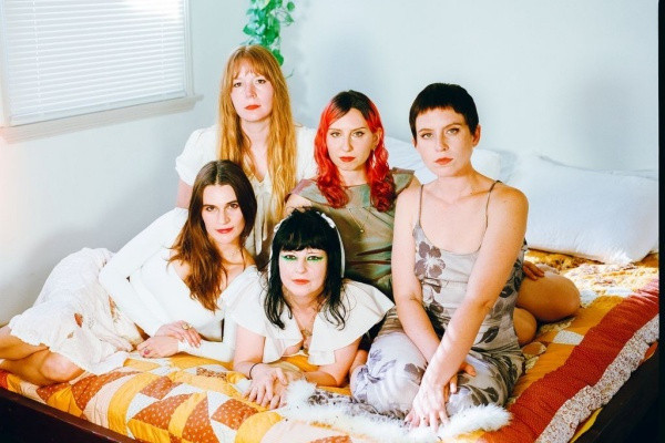 Death Valley Girls lansează videoclipul piesei „How Losing Everything in the Fire Taught Me to Love Myself”