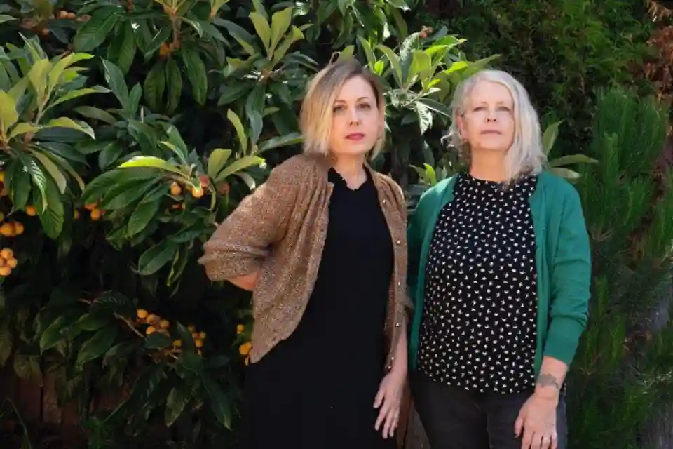 Heavens to Betsy lansează un videoclip live pentru piesa „Seek and Hide”