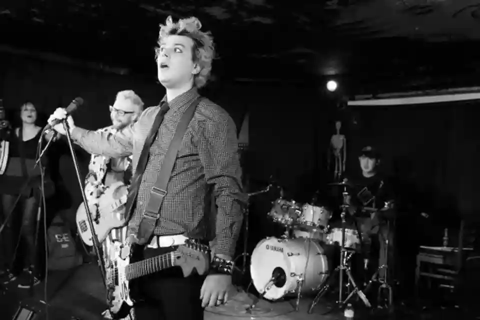 Lucid Smog Disorder analizează fiecare piesă de pe albumul „The Slime and the Glory”