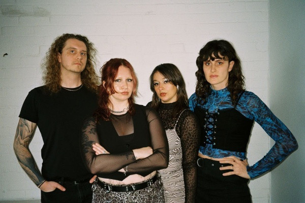Shiv and the Carvers lansează albumul de debut Always Watching