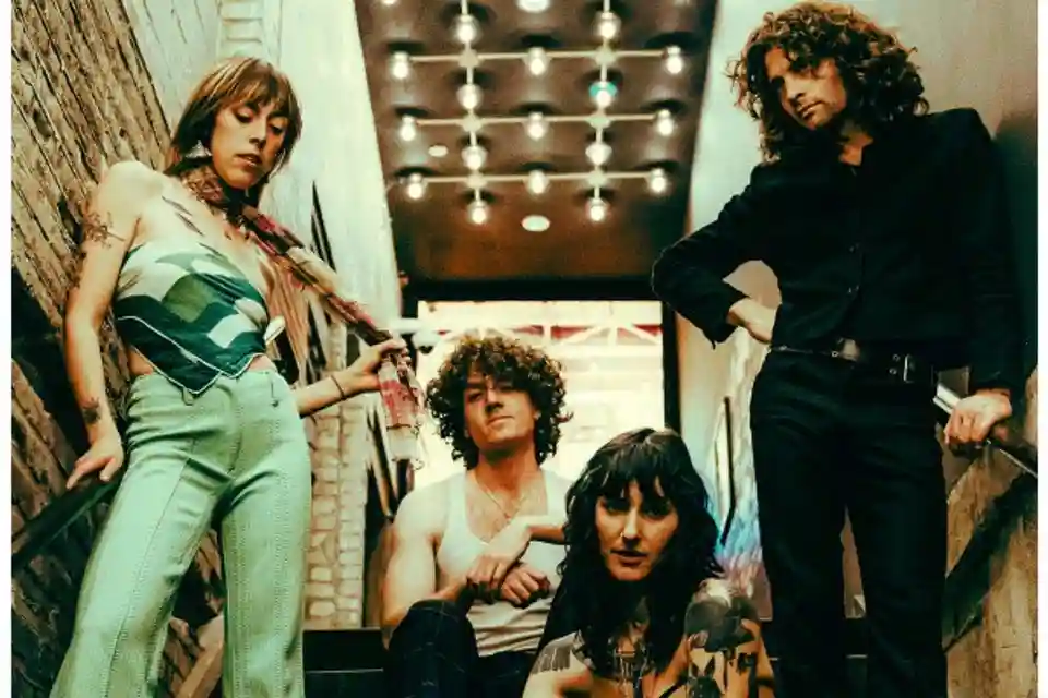 SKORTS anunță noul EP „Muse and the Marquee” și lansează piesa „Bad Habit”