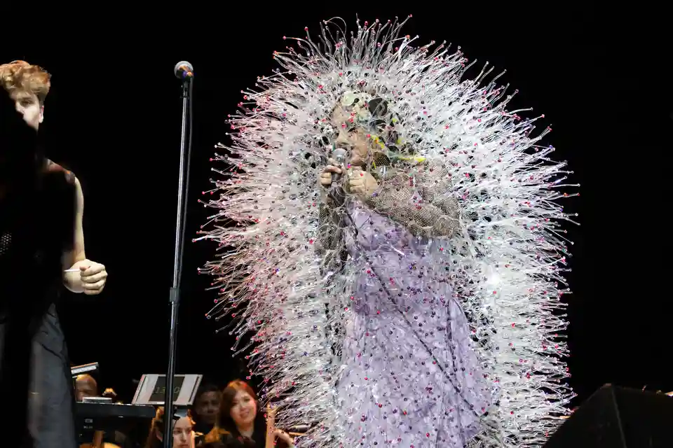 Björk lansează în format fizic albumul live „Björk Orkestral”
