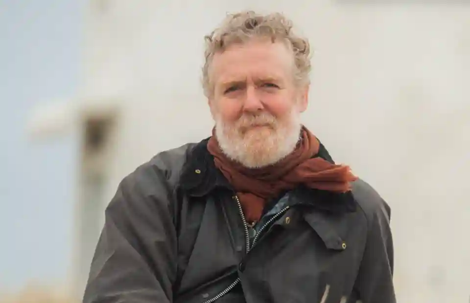 Glen Hansard lansează o versiune cover a piesei „Bottle of Smoke” de la The Pogues