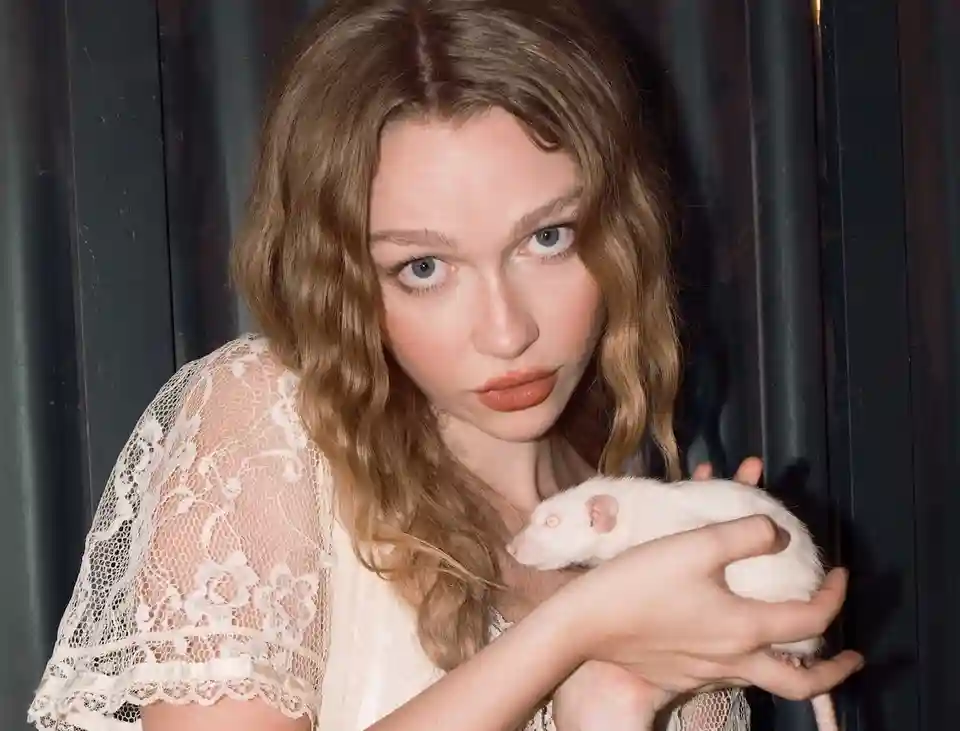 Profil: Mollie Elizabeth despre estetica vintage și inspirația din spatele muzicii sale