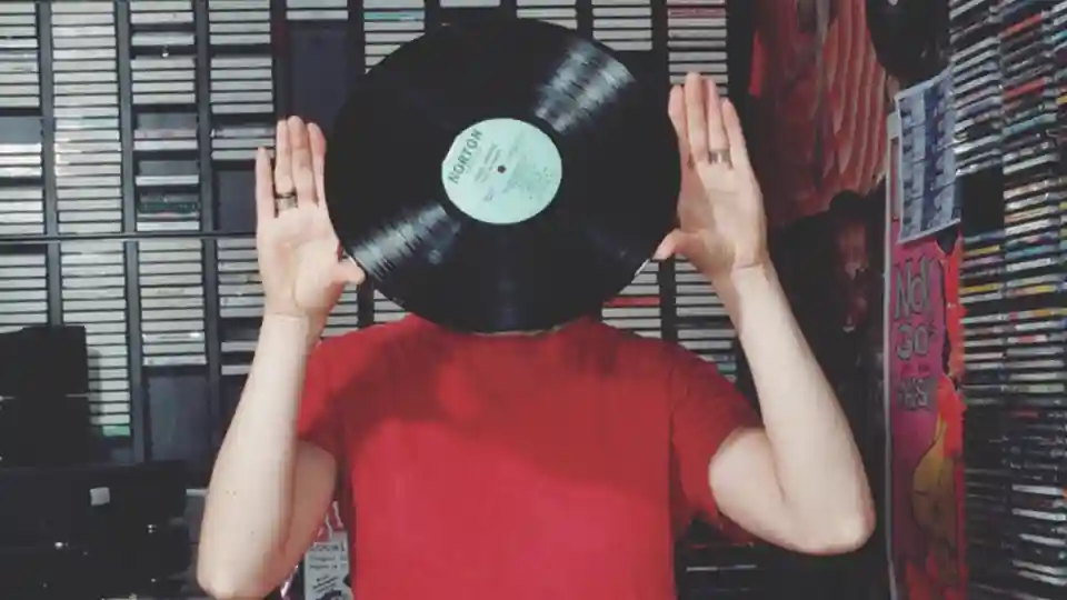 Documentarul „40 Watts From Nowhere” explorează istoria postului de radio pirat KBLT