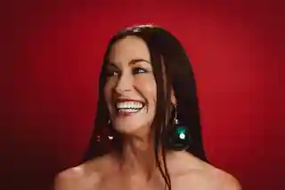 Alanis Morissette lansează primul său album de sărbători, „Good Weather for Immaculate Conception”