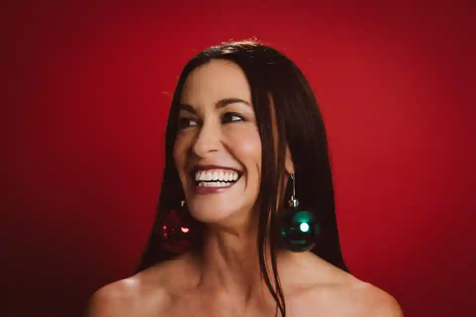 Alanis Morissette lansează primul său album de sărbători, „Good Weather for Immaculate Conception”