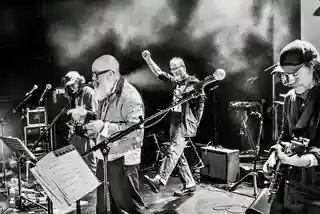 Michael Stipe și membri ai trupei The National au concertat în Biarritz