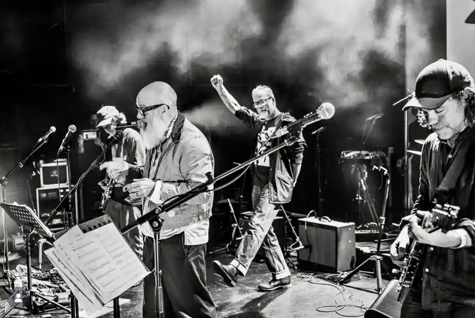 Michael Stipe și membri ai trupei The National au concertat în Biarritz