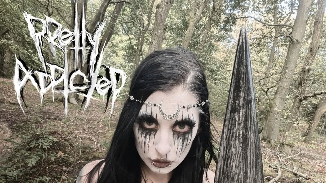 Pretty Addicted lansează single-ul „Hysterical” în colaborare cu Sarah Jezebel Deva