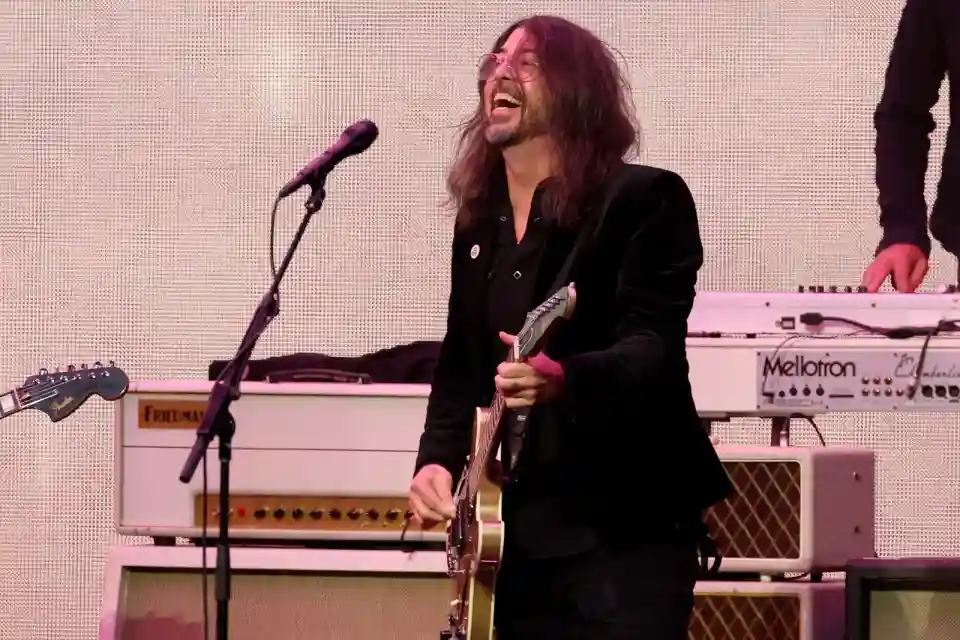 Foo Fighters au început turneul „Take Cover” în Toronto alături de Queens of the Stone Age