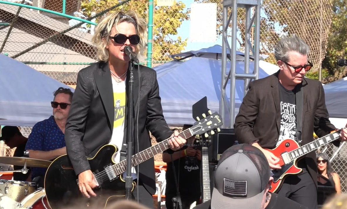 Billie Joe Armstrong și proiectul The Coverups au concertat în Rodeo, California