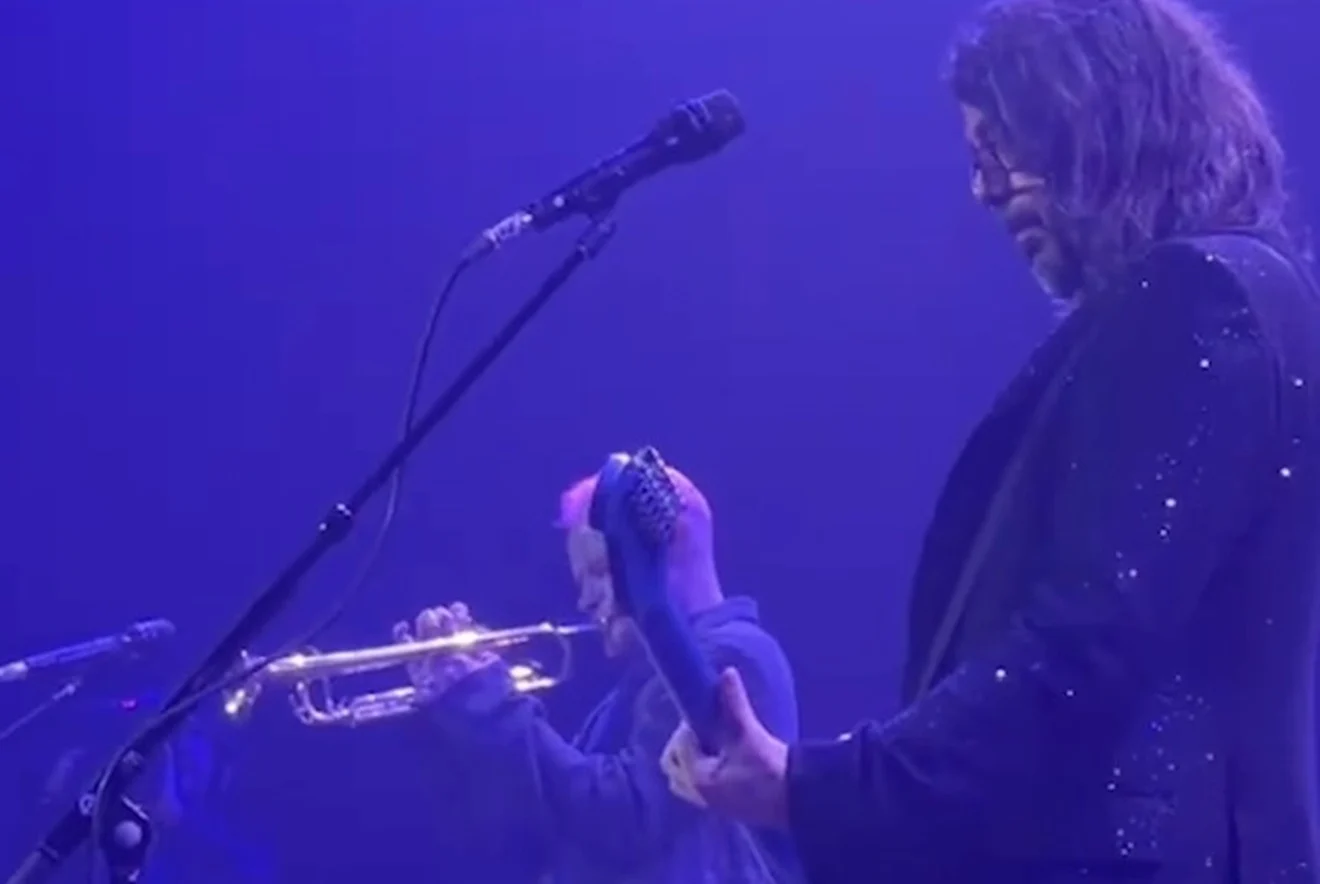Flea a cântat la trompetă piesa „Everlong” alături de Dave Grohl