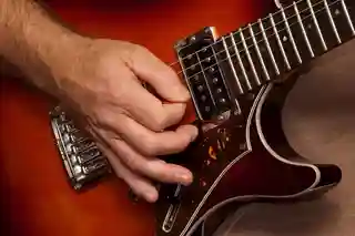 Brian May, desemnat cel mai bun chitarist din toate timpurile de Guitar World