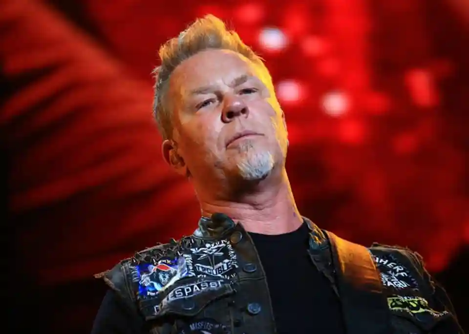 Critica lui Regis Tadeu privind spectacolele recente Metallica în Sphere