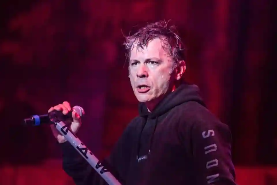 Bruce Dickinson a cântat din backstage la concertul Iron Maiden de la Quito