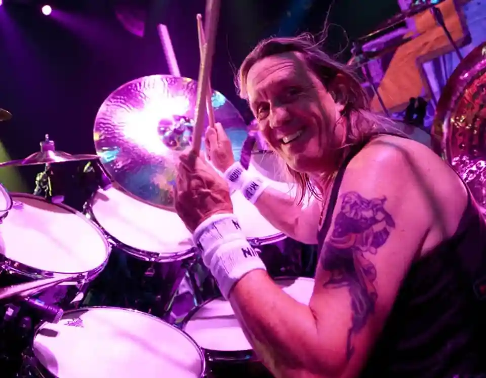 Nicko McBrain critică vocea actuală a lui Axl Rose și menționează o tentativă de împăcare