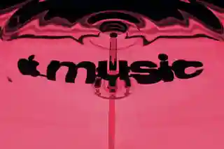 Apple Music își schimbă identitatea vizuală prin colaborarea cu Fred again..