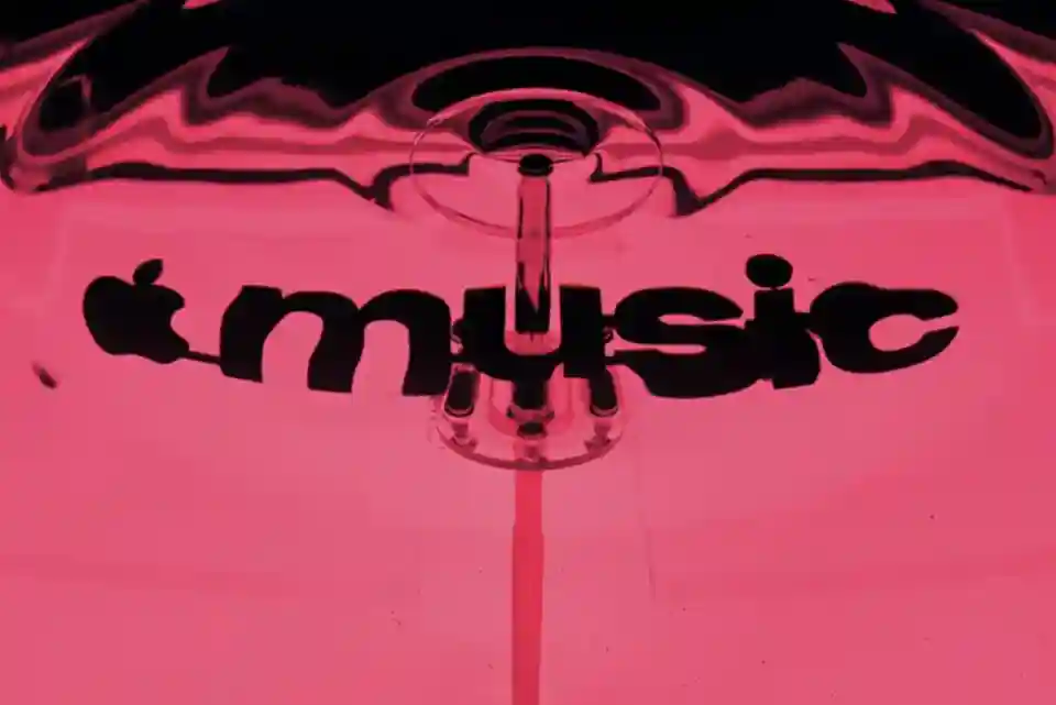 Apple Music își schimbă identitatea vizuală prin colaborarea cu Fred again..