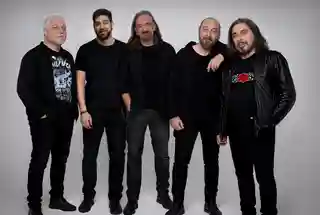 Magic De Spell lansează piesa „Σπουργίτι” și aniversează 45 de ani de carieră
