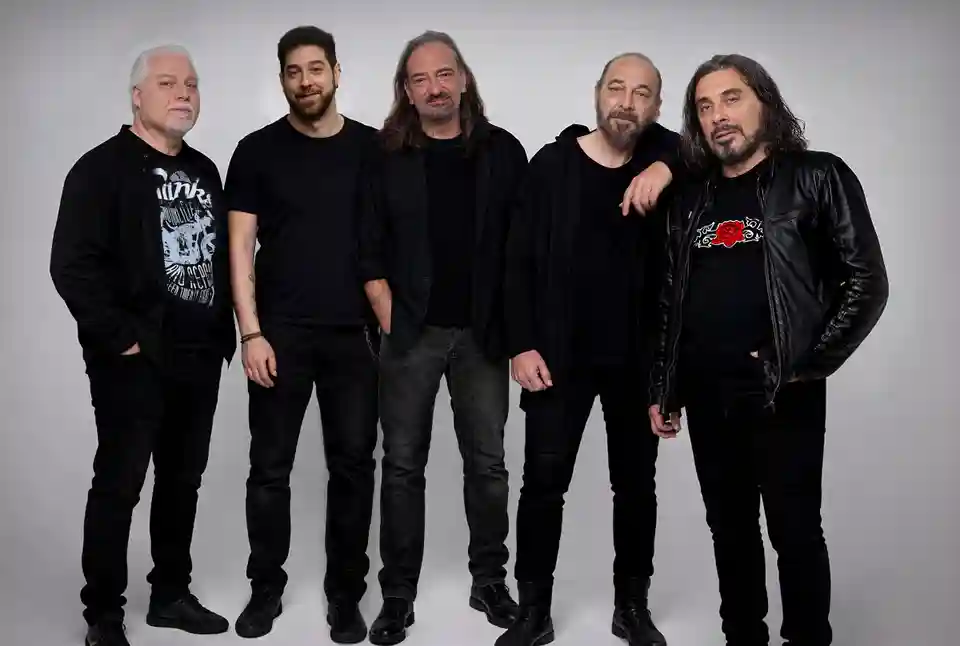 Magic De Spell lansează piesa „Σπουργίτι” și aniversează 45 de ani de carieră