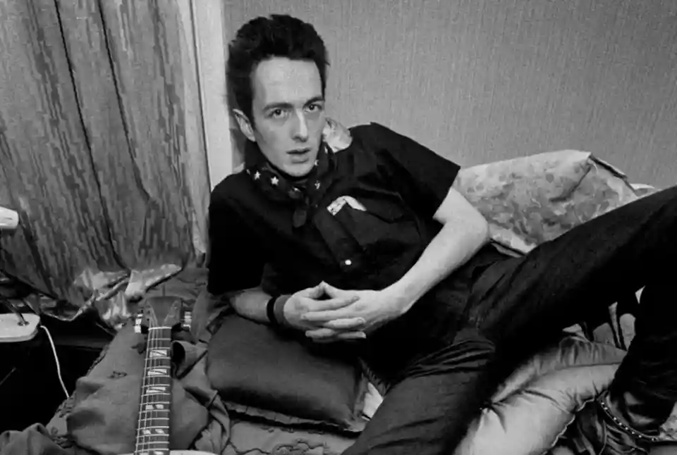 Joe Strummer și perioada The 101’ers, documentate într-o nouă colecție