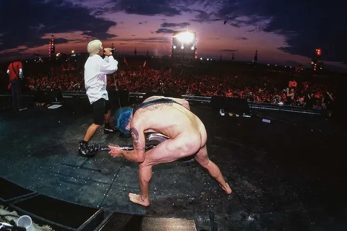 Red Hot Chili Peppers: un nou volum foto semnat de Tony Woolliscroft
