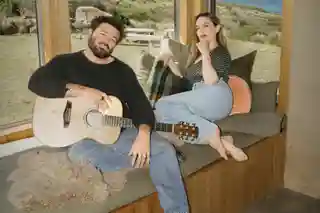 Albumul „Karaoke Bar” al trupei Angus & Julia Stone a debutat pe locul 1 în Australia