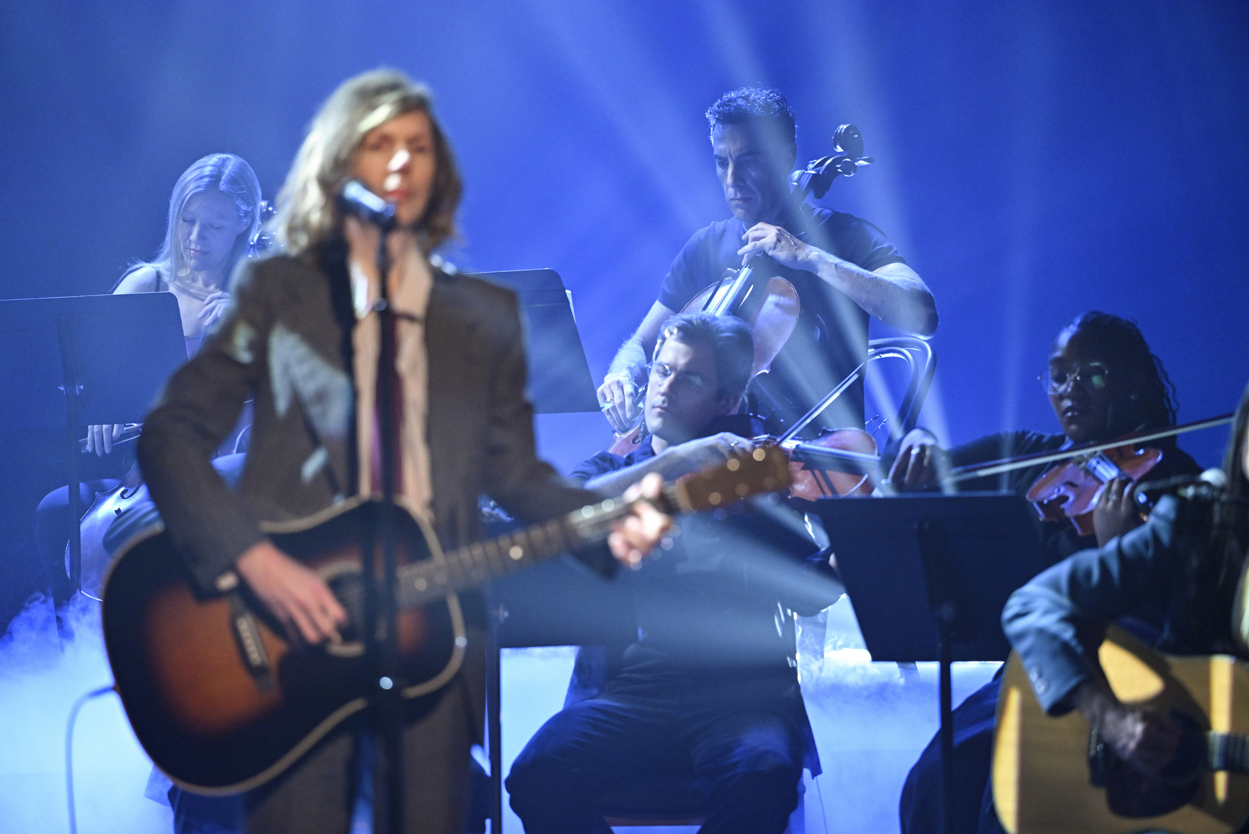Beck a interpretat piesa „In the Night” la The Tonight Show alături de Sacha Baron Cohen
