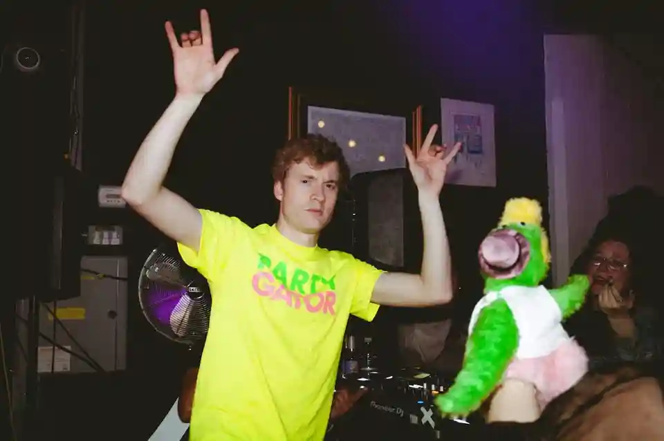 James Acaster lansează albumul „Stand in the Star. A Verse and a Chorus”