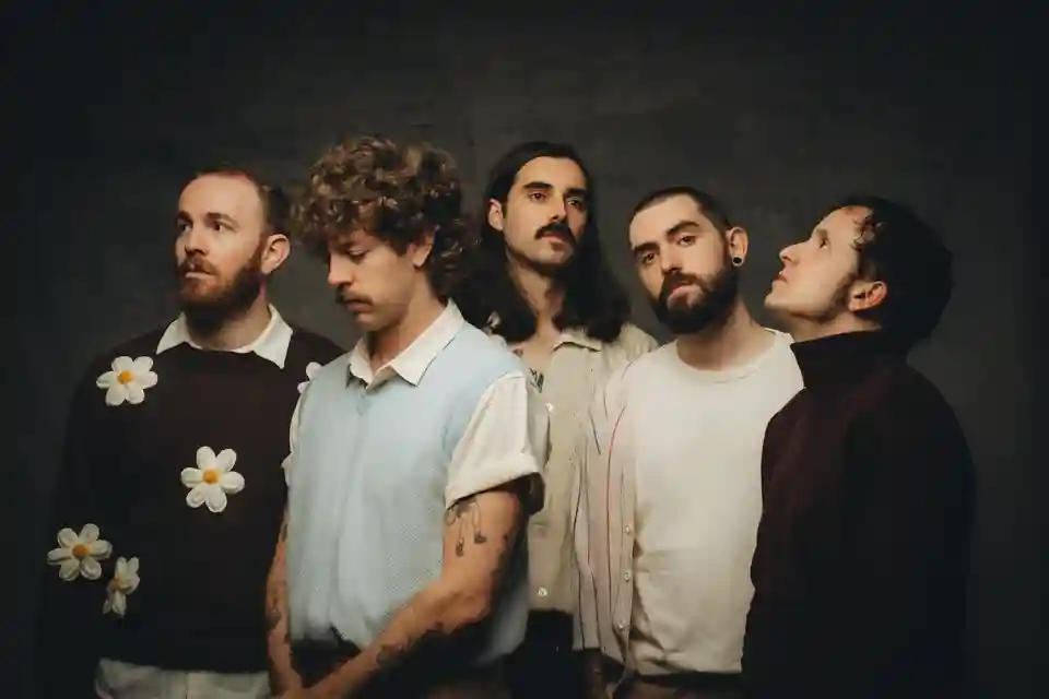 Trupa FUET! lansează noul single „It’s All A Show”
