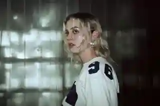 Saskia lansează EP-ul „Wearing All White Like An Angel”